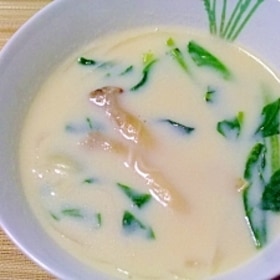 優しい美味しさ　小松菜とエリンギの豆乳チーズスープ